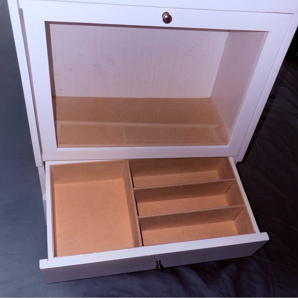 White and Tan Jewelry Organizer